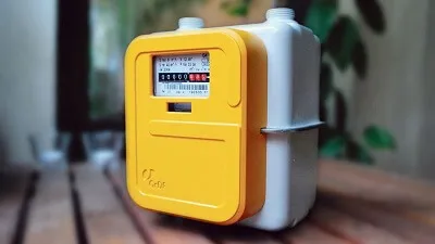 Compteur Gazpar jaune avec Ã©cran LCD installÃ© dans un caisson mÃ©tallique extÃ©rieur